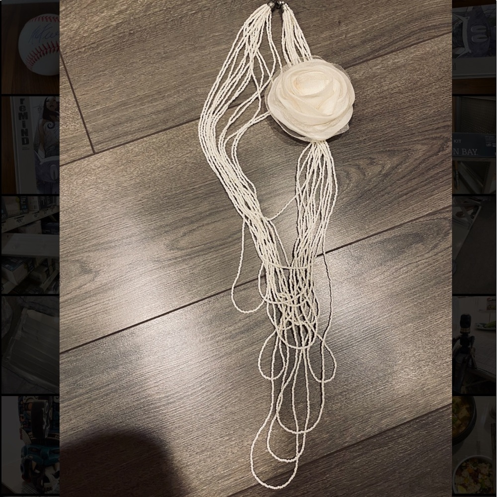 Necklace with removable flower